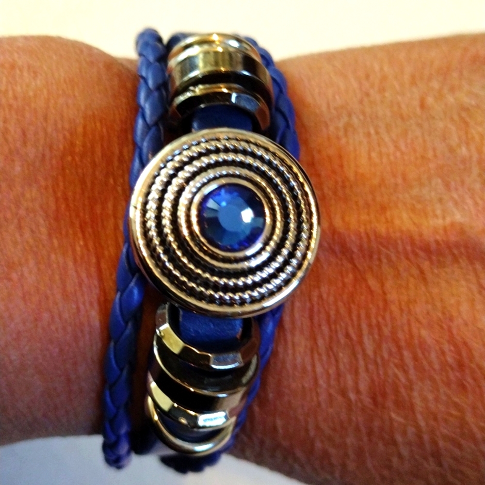 Beautiful faux leather and silver changeable snap charm bracelet.